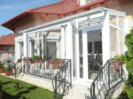 Teljes teraszt fedő szélfogó, műanyag szerkezettel