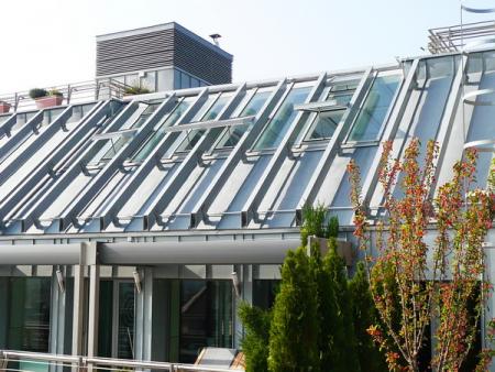 Üvegtető keskeny szellőző ablakokkal, alumínium tetőszerkezettel, árnyékolással