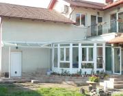 T36, Fehér műanyag télikert negyedköríves alaprajzzal cikkelyes tetővel és üvegfedéssel kívülről kapcsolódó terasztetővel