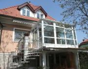 T48, Műanyag szerkezetű télikert üvegtetővel emeleti teraszon