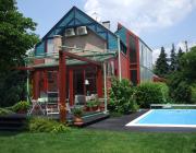 T16, Faszerkezetű télikert kívülről faszerkezetű terasszal és külső télikert árnyékolóval kiegészítvel