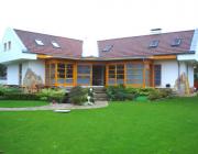 T83, Fa szerkezetű télikert fa nyílászárókkal, tolóajtóval