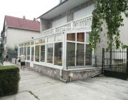 T46, Vidéki cukrászda kiszolgálótere télikerttel fedve, külső árnyékolással